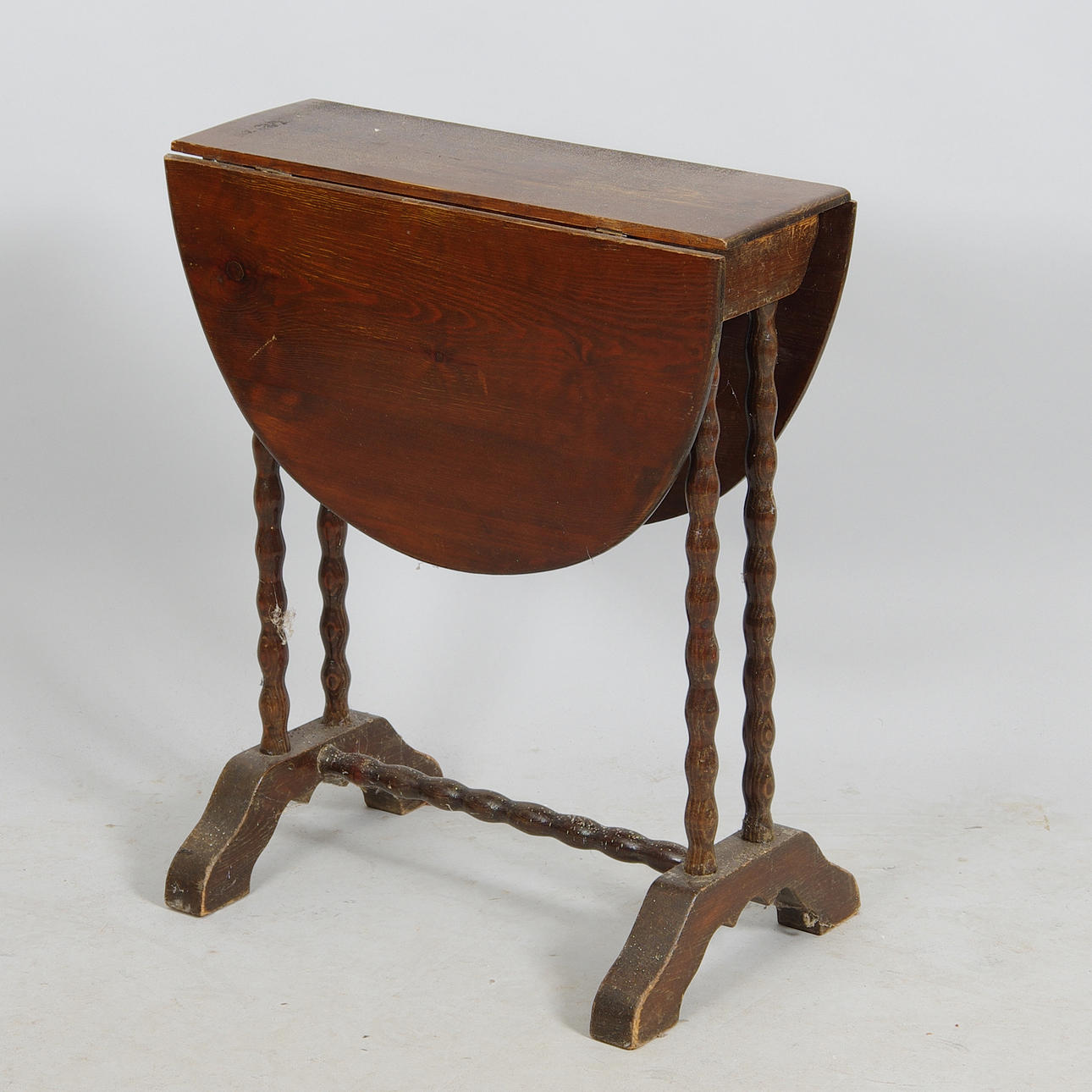 BORD MED KLAFFA, betsad fur, 1900-tal.