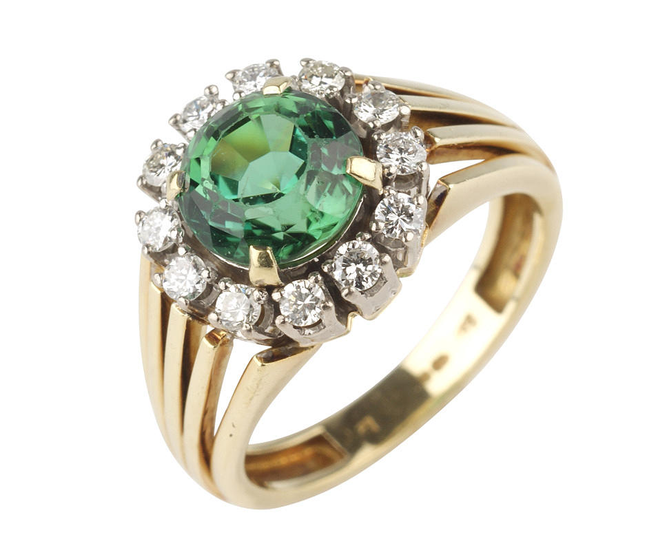 RING TURMALIN med 12 briljantslipade diamanter ca. 0,32 ct 585 gult guld.