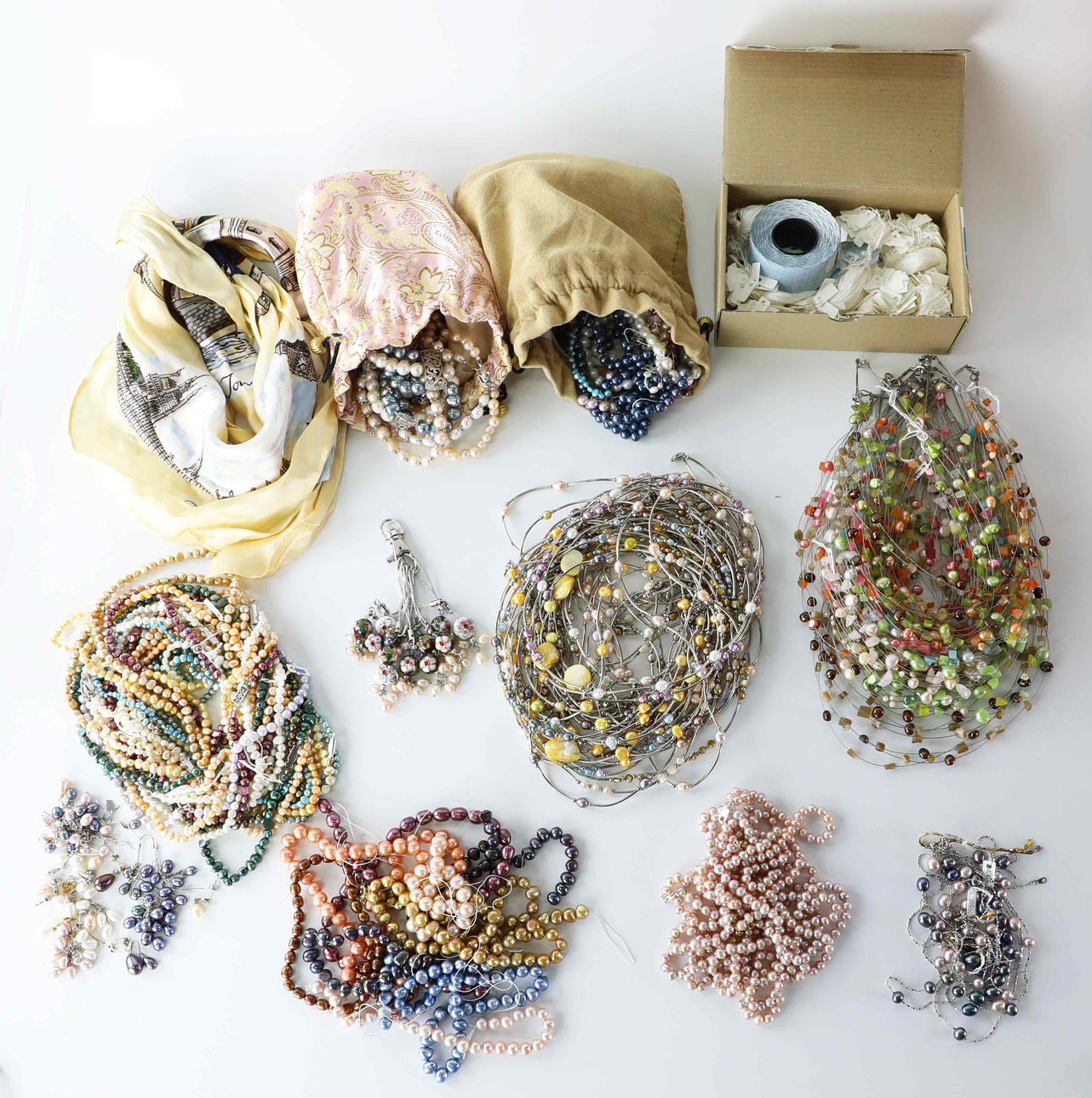 PERLER OG SMYKKEFREMSTILLING/MATERIALER.