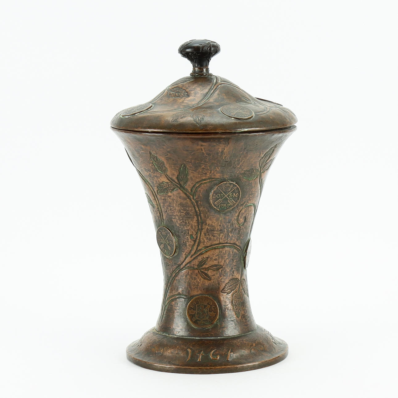 POKAL-Becher mit eingelassenen Münzen.