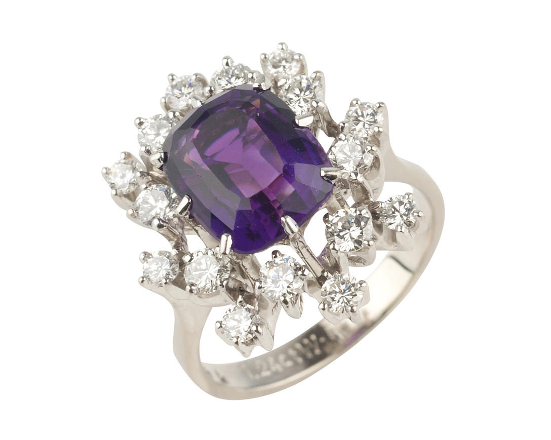 RING, 750 vitguld, 16 briljantslipade diamanter ca. 1.24ct ametist.