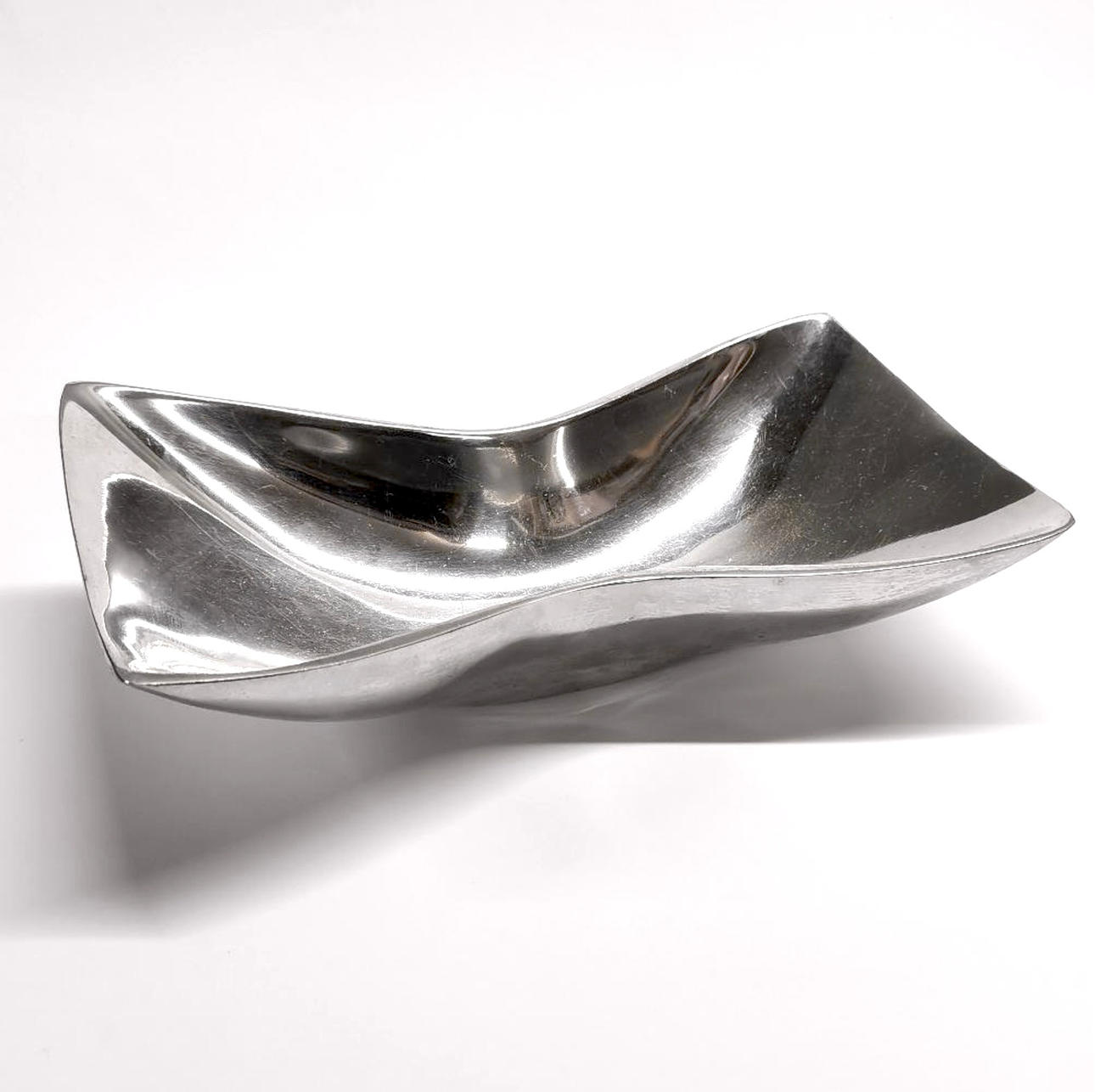 NAMBE SERVIERSCHALE AUS WEISSEM METALL.