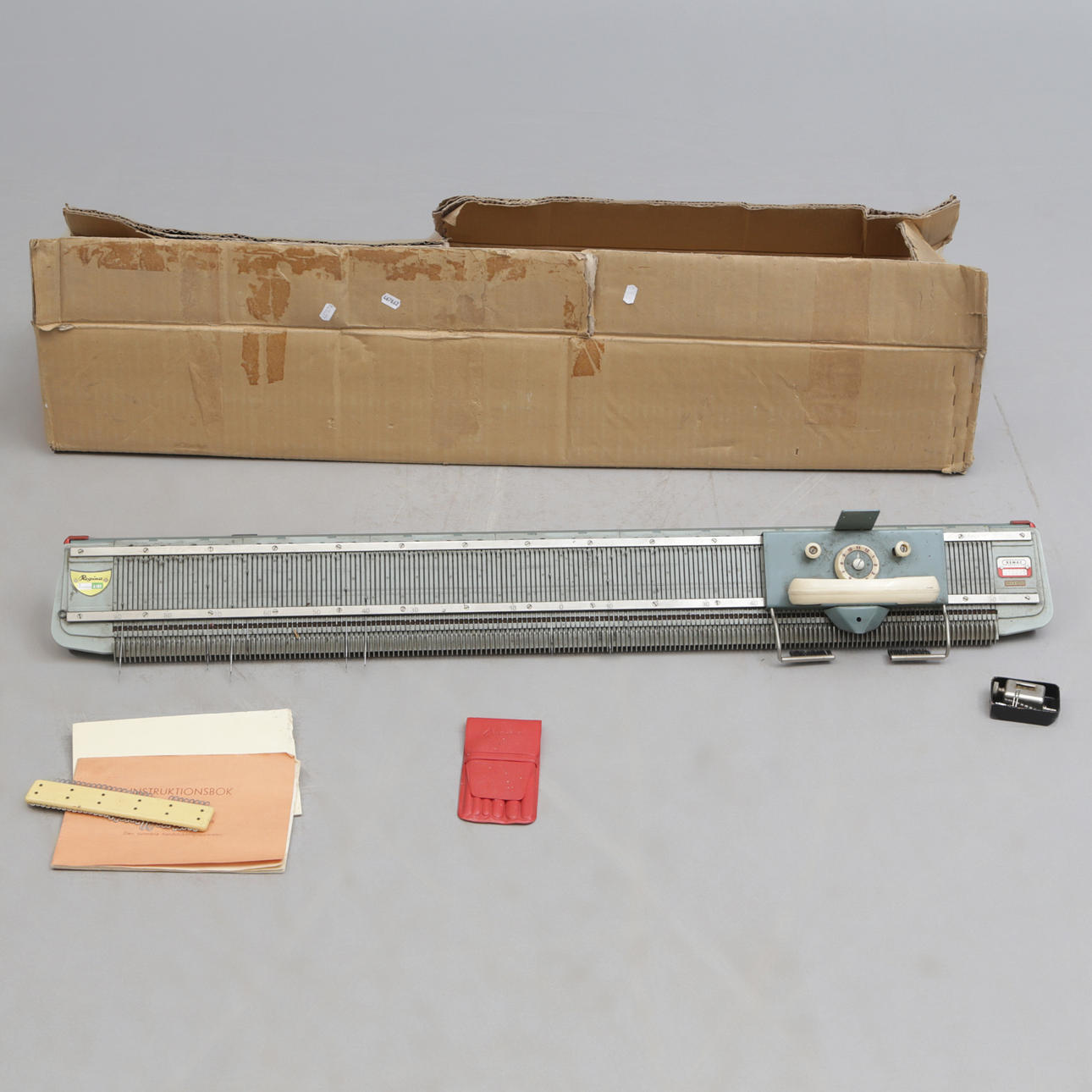 HANDSTRICKMASCHINE, mit Anleitungsbuch.