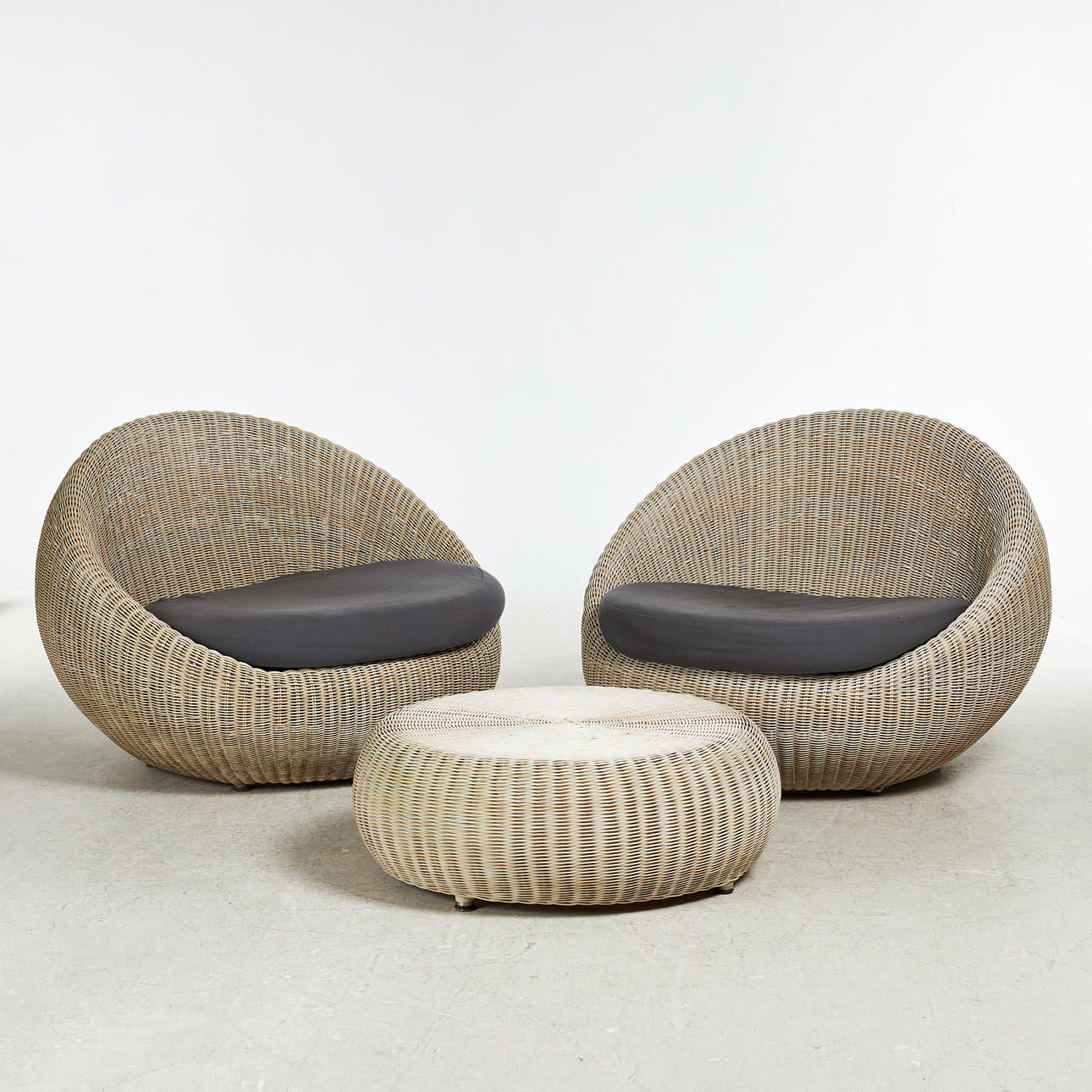 FÅTÖLJER, 1 par, samt bord, konstrotting, samtida.