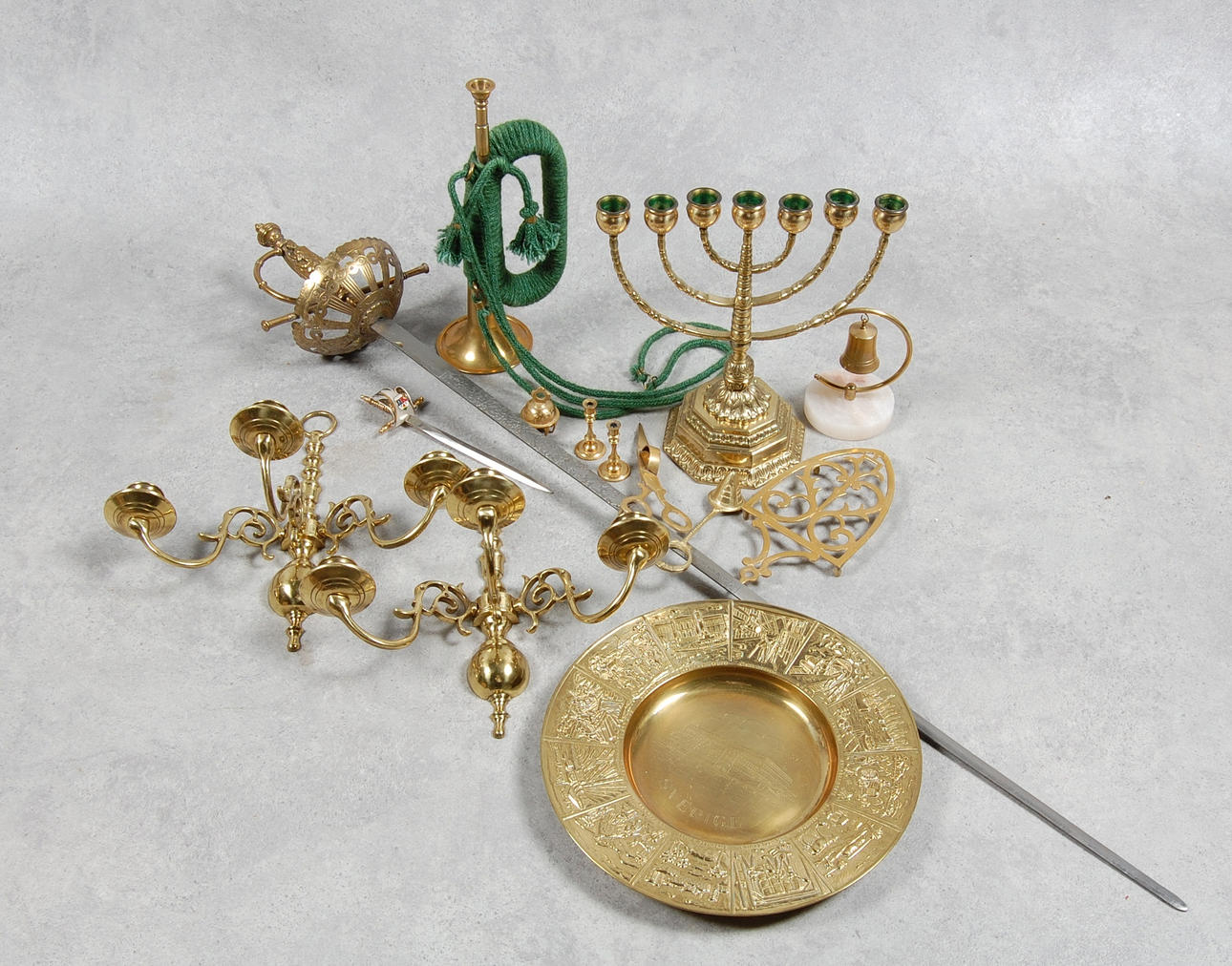 MÄSSINGS FÖREMÅL, bland annat ljuslampetter, ljusstake, trumpet m.m.