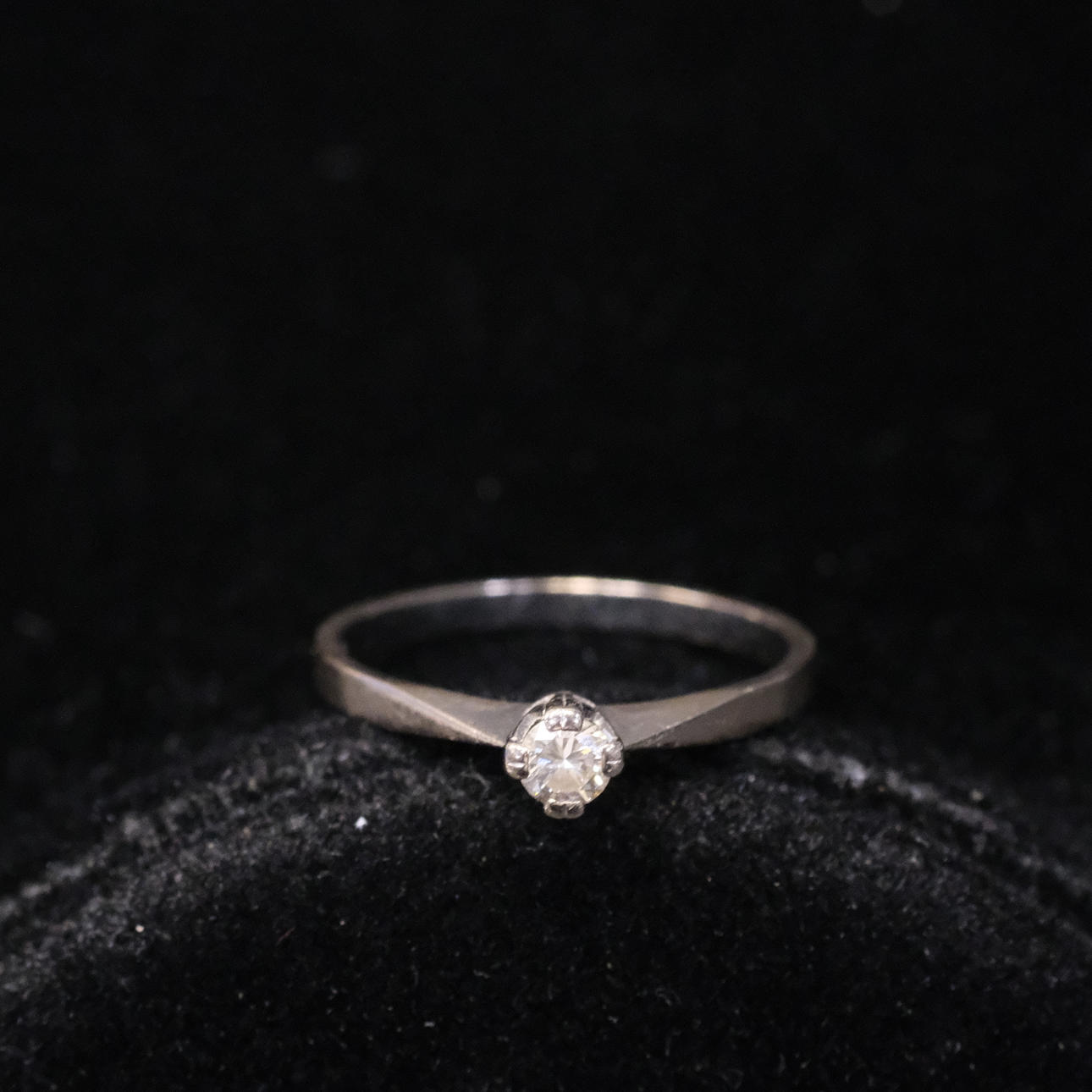 RING, SOLITÄR, 18K VITGULD MED DIAMANT, 0,18CT.