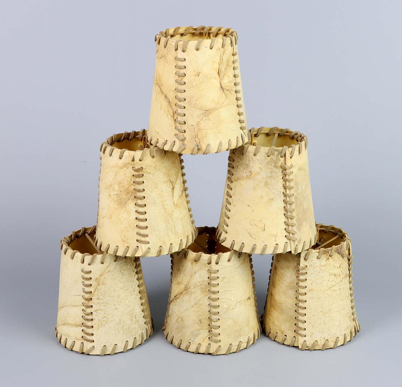 6 alte Lampenschirme aus Pergament.