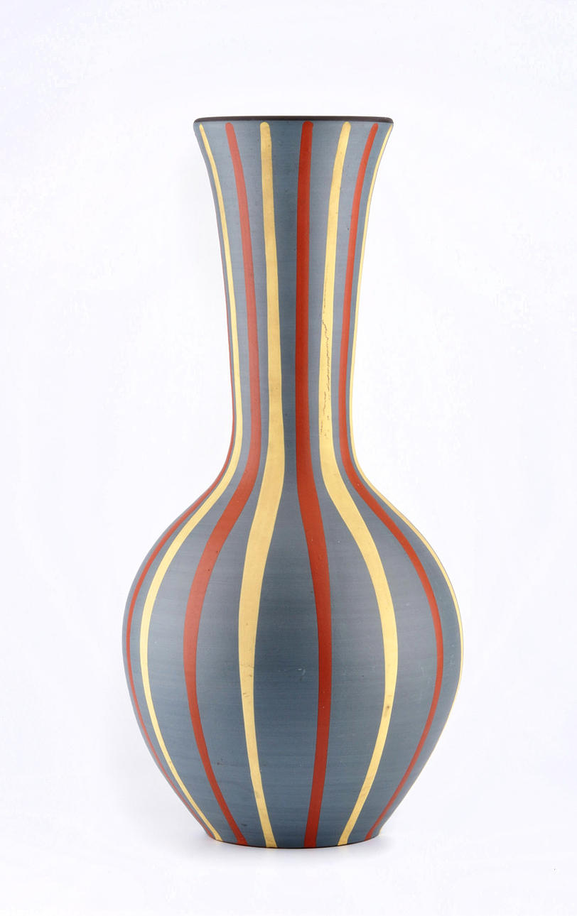 RUDI STAHL. TILLSKRIVEN. studio keramik, ca. 1970. Pumpa vas med vertikal dekor i rött och gult.