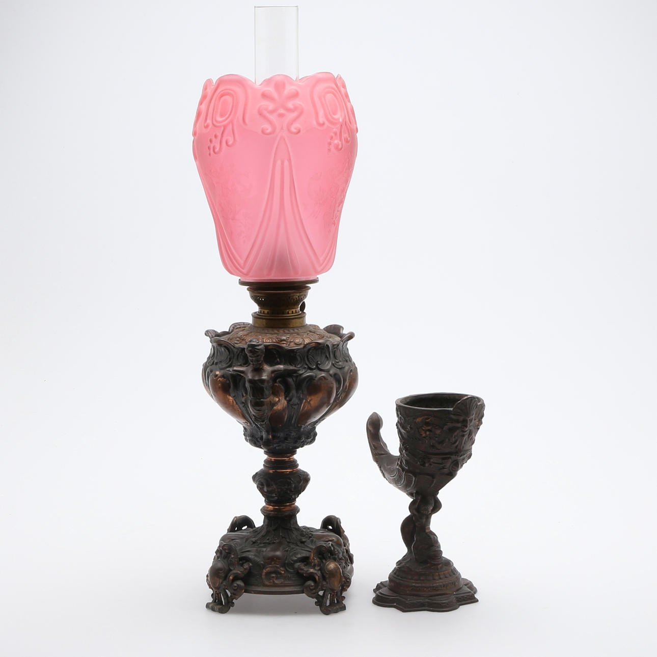 FOTOGENLAMPA, samt YMNIGHETSHORN, i nyrenässans-stil, gulmetall/vitmetall, 1900-tal.