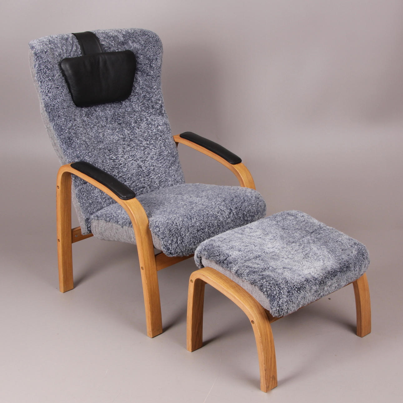 FÅTÖLJ, med fotpall, ek och fårskinn, justerbar, samtida.