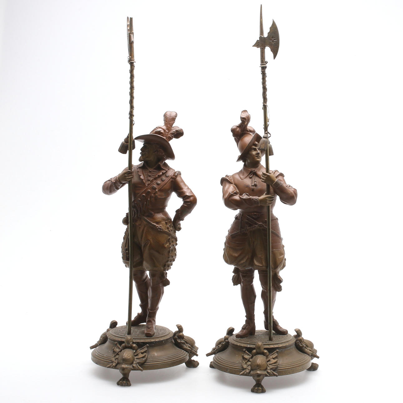 FIGURINER, ett par, patinerad/bemålad vitmetall, troligen Tyskland, 1800-talets andra hälft.