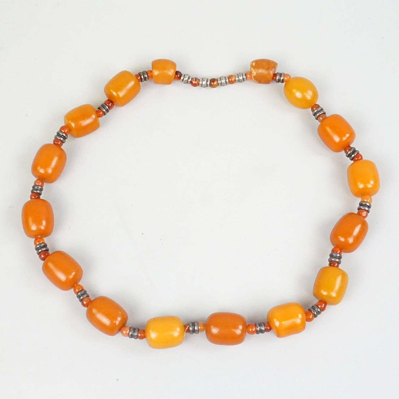 EINE HALSKETTE, geschliffener Bernstein.