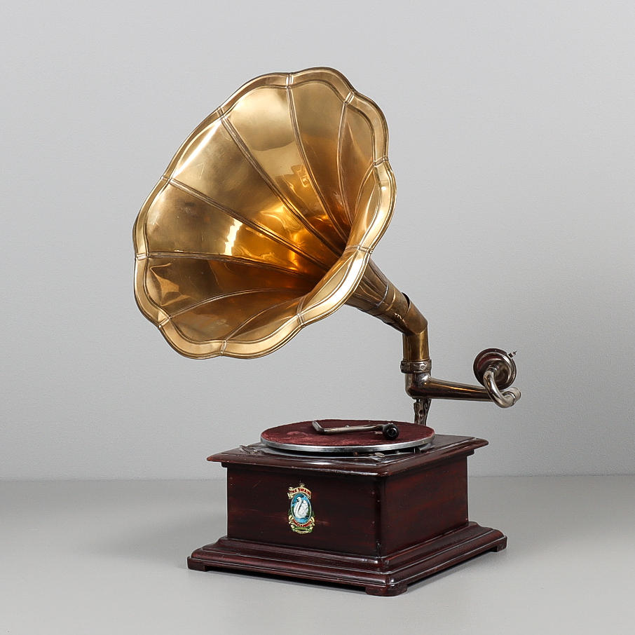 TRAGTGRAMMOFON med messingtragt.