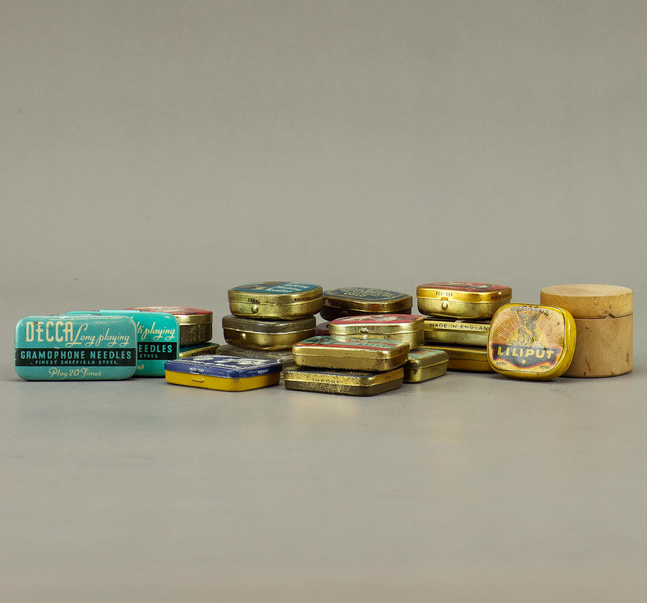 TINKASSER med grammofonstifter.