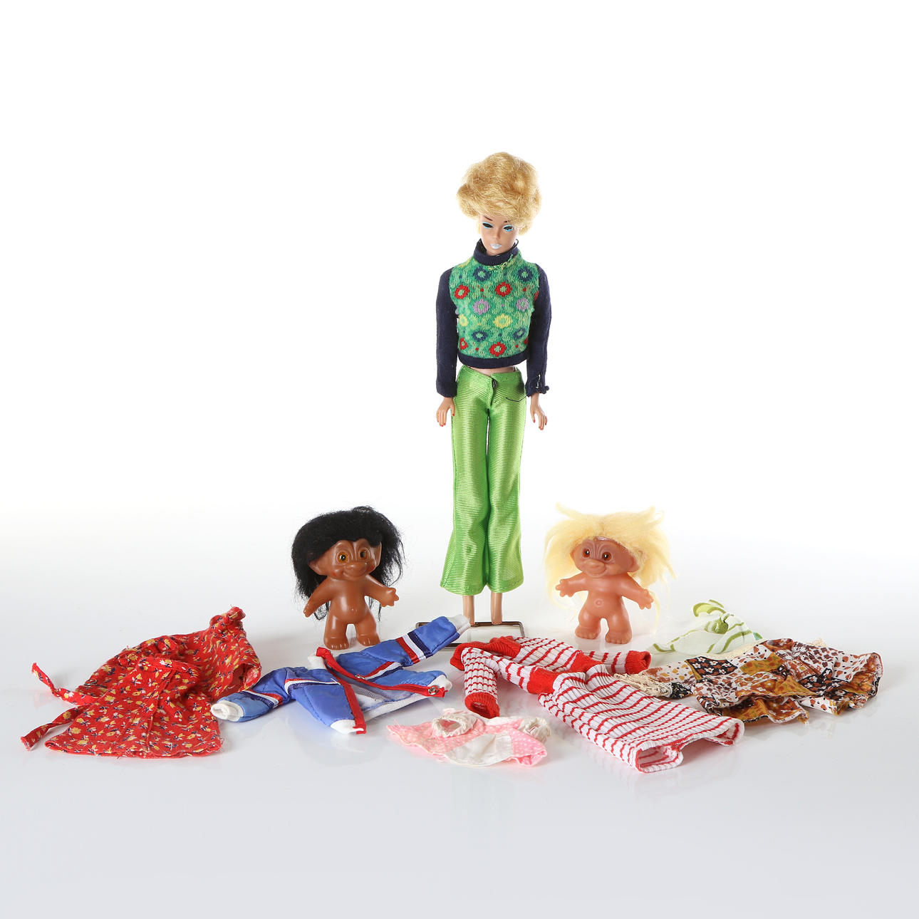 BARBIE-PUPPE UND LADY-TROLL, 2 STÜCK.