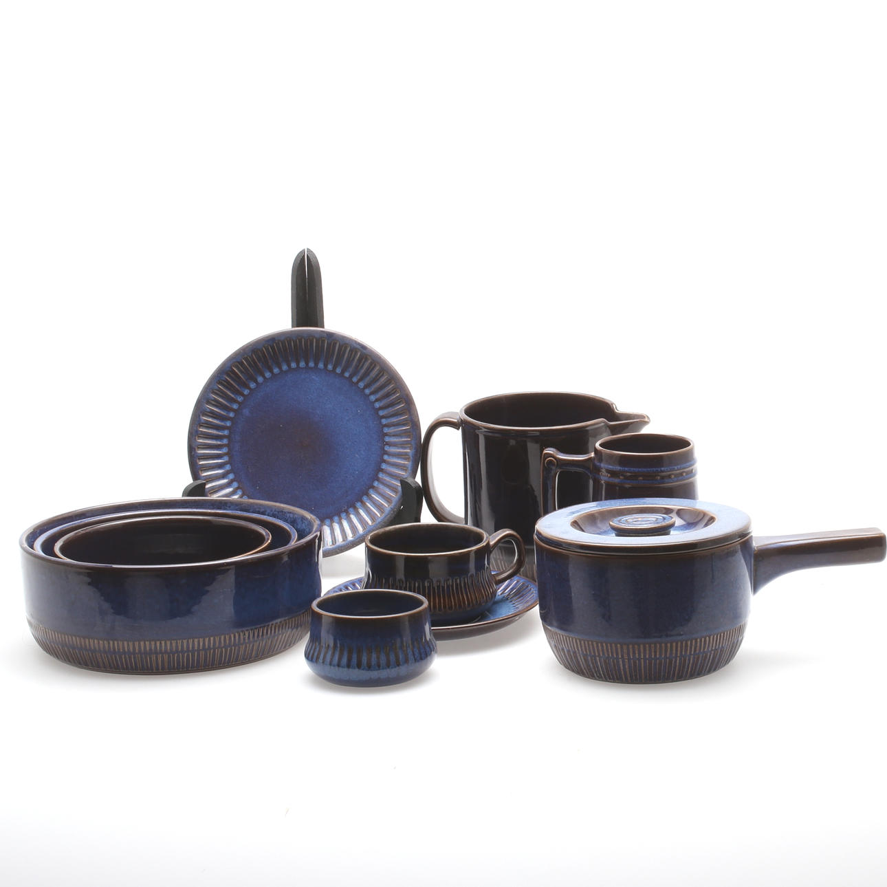 SERVIS, ca 28 delar, stengods, troligen Kosmos, Gävle, 1900-talets andra hälft.