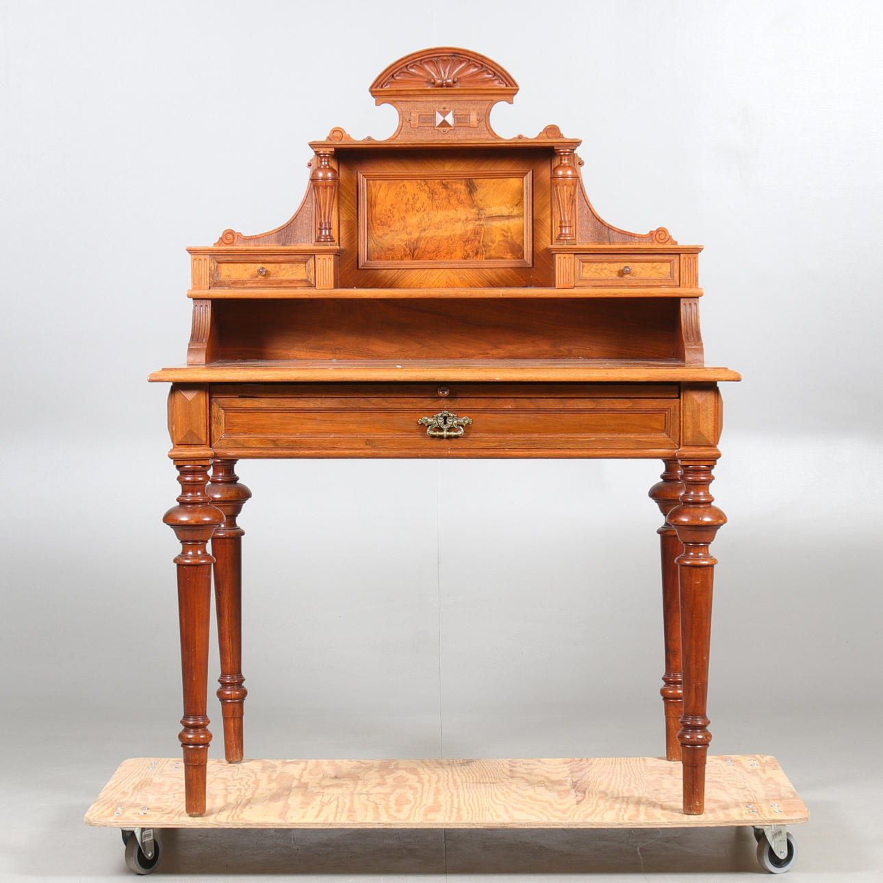 DAMSKRIVBORD, nyrenässans. 1900-talets början.