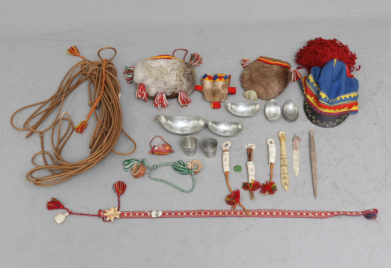 DRÄKTTILLBEHÖR samt TENNFÖREMÅL, 20 delar, samearbete, 1900-tal.