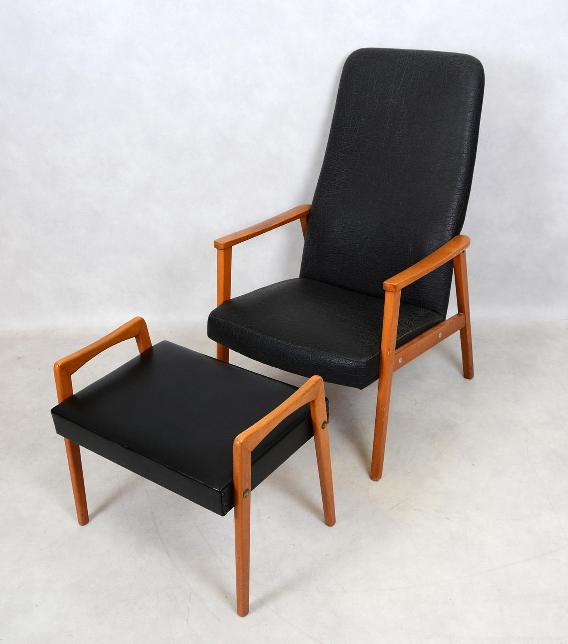 FÅTÖLJ MED EJ TILLHÖRANDE FOTPALL, 1950/60-TAL.