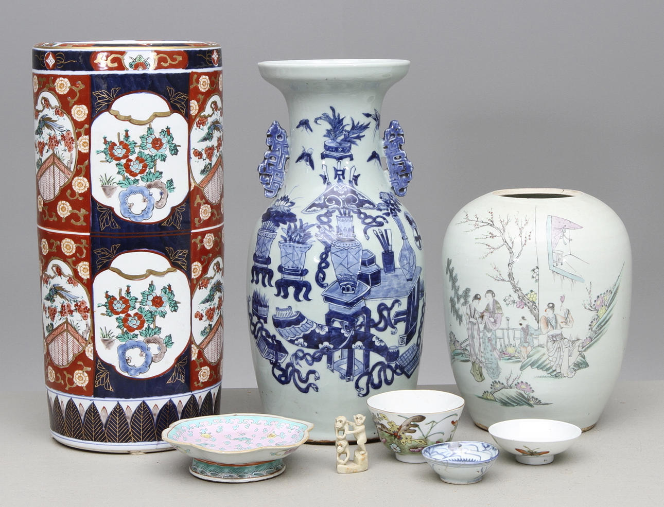 OSTINDISKA FÖREMÅL, 7 delar, porslin och sten.