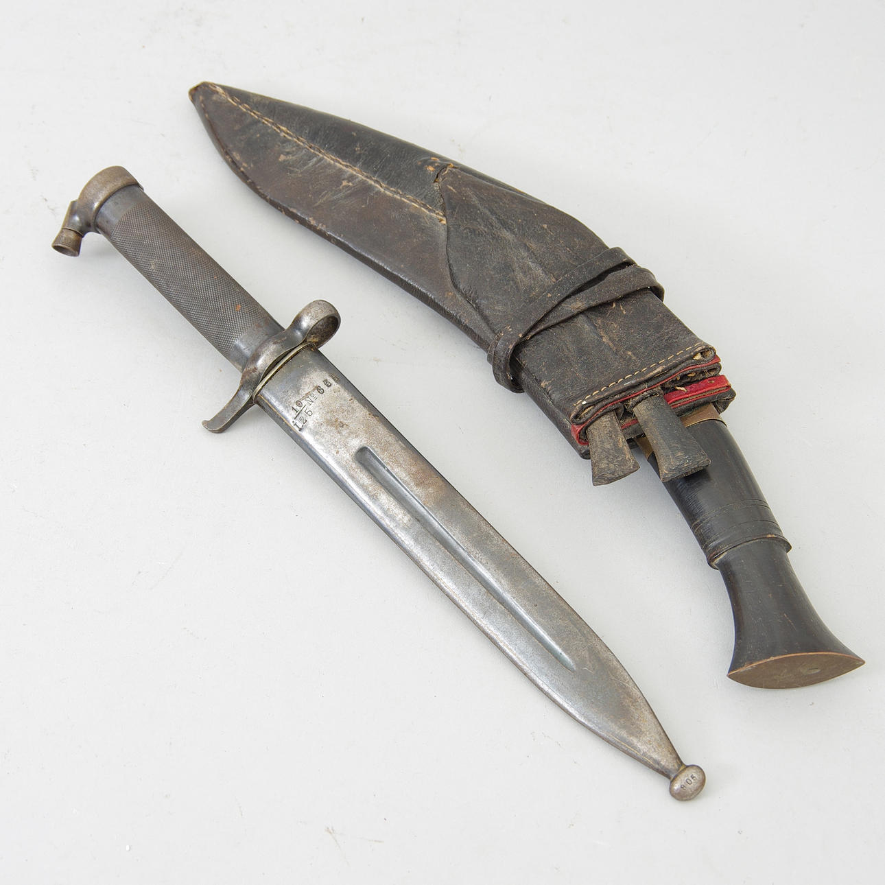 BAJONETT SAMT GURKHAKNIV.