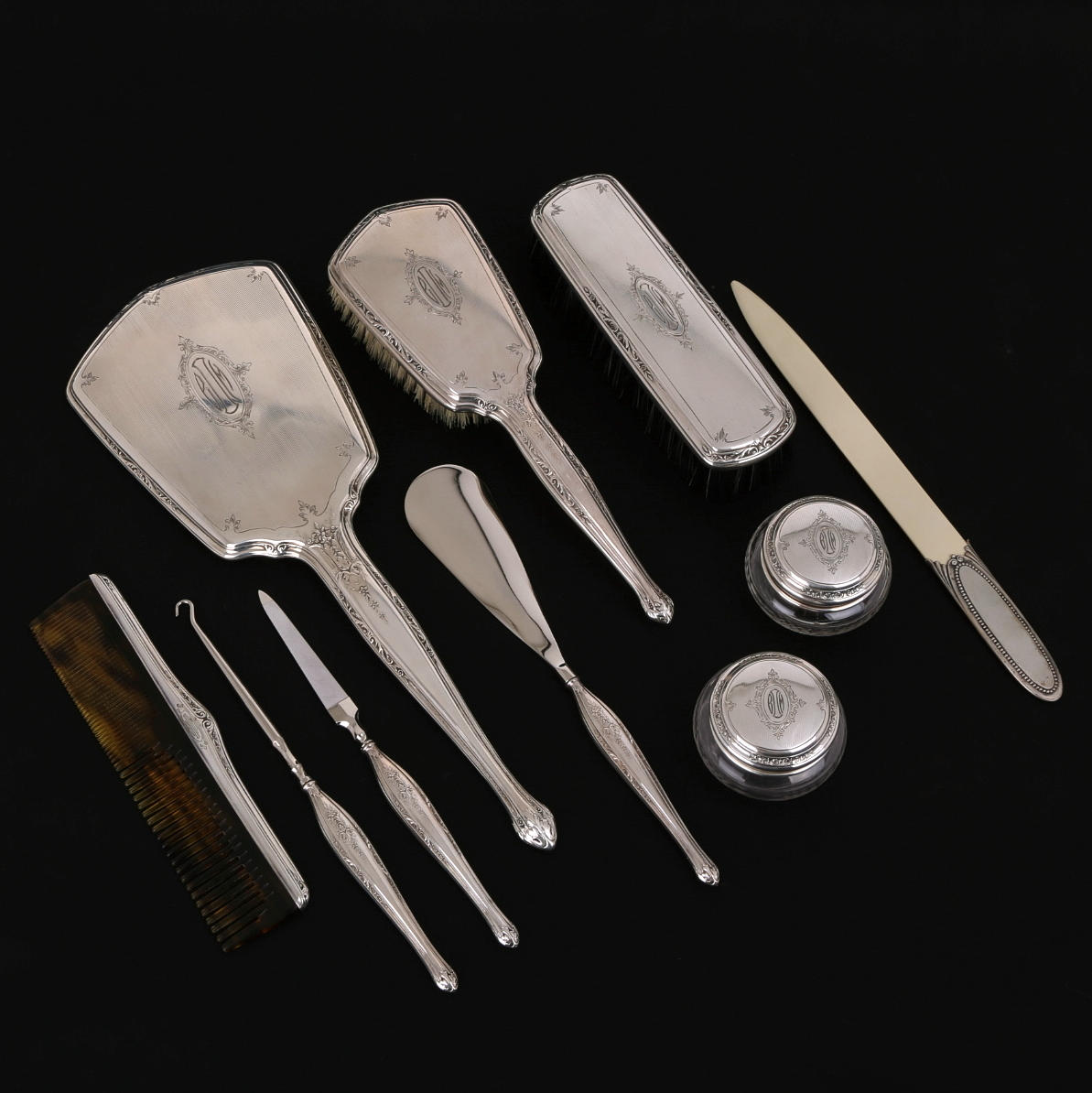 TOILETTESET, nysilver 9 delar + BREVKNIV silverhandtag. 1900-talets andra hälft.