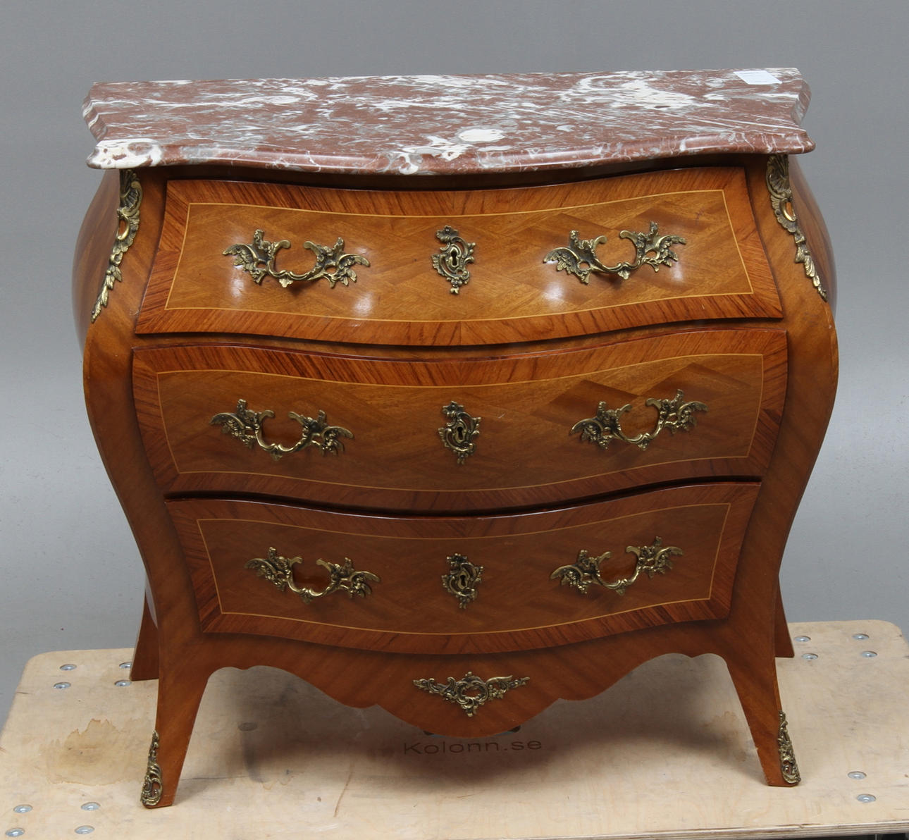 BYRÅ, med stenskiva, rokokostil, 1900-tal.