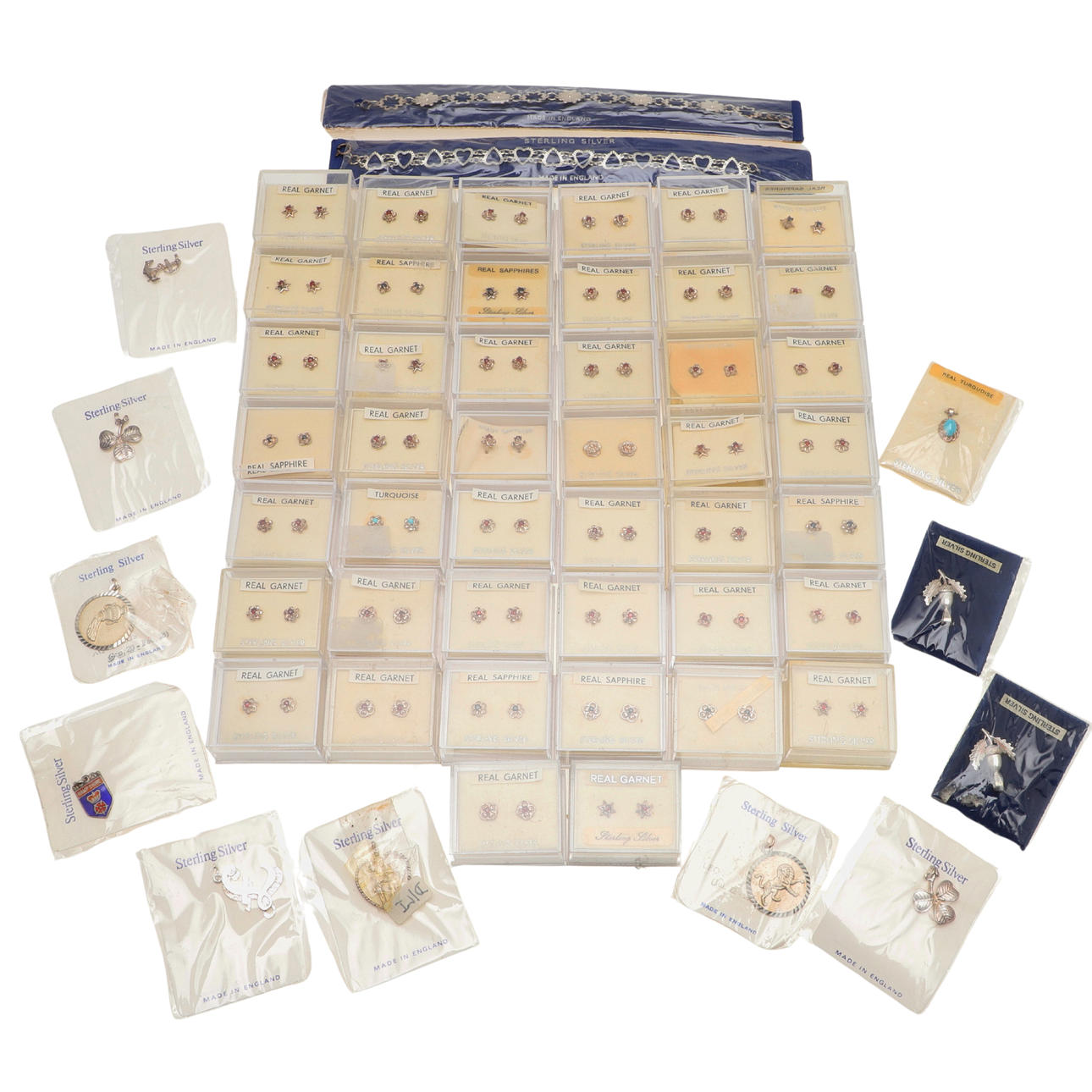 EINE GROSSE MENGE AN SCHMUCK IN SCHACHTELN.