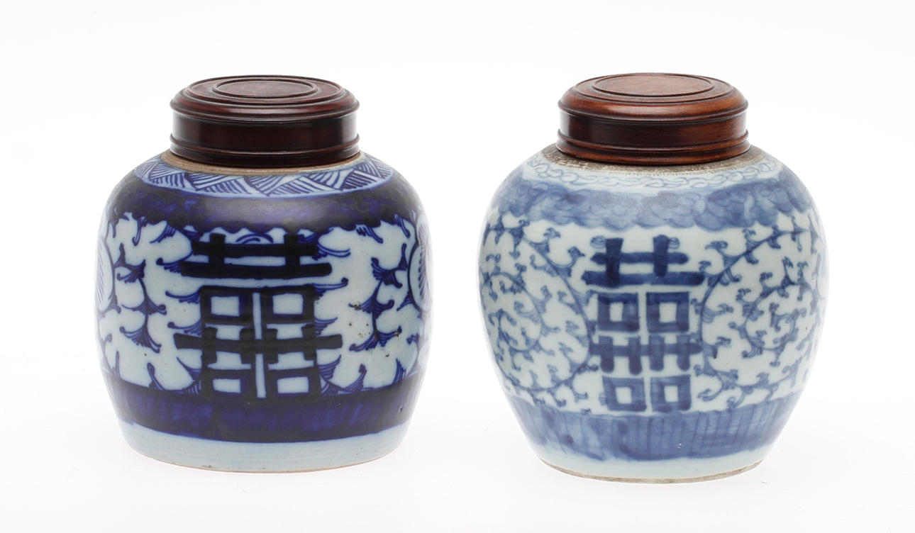 BOJANER, 2 st, porslin med trälock.