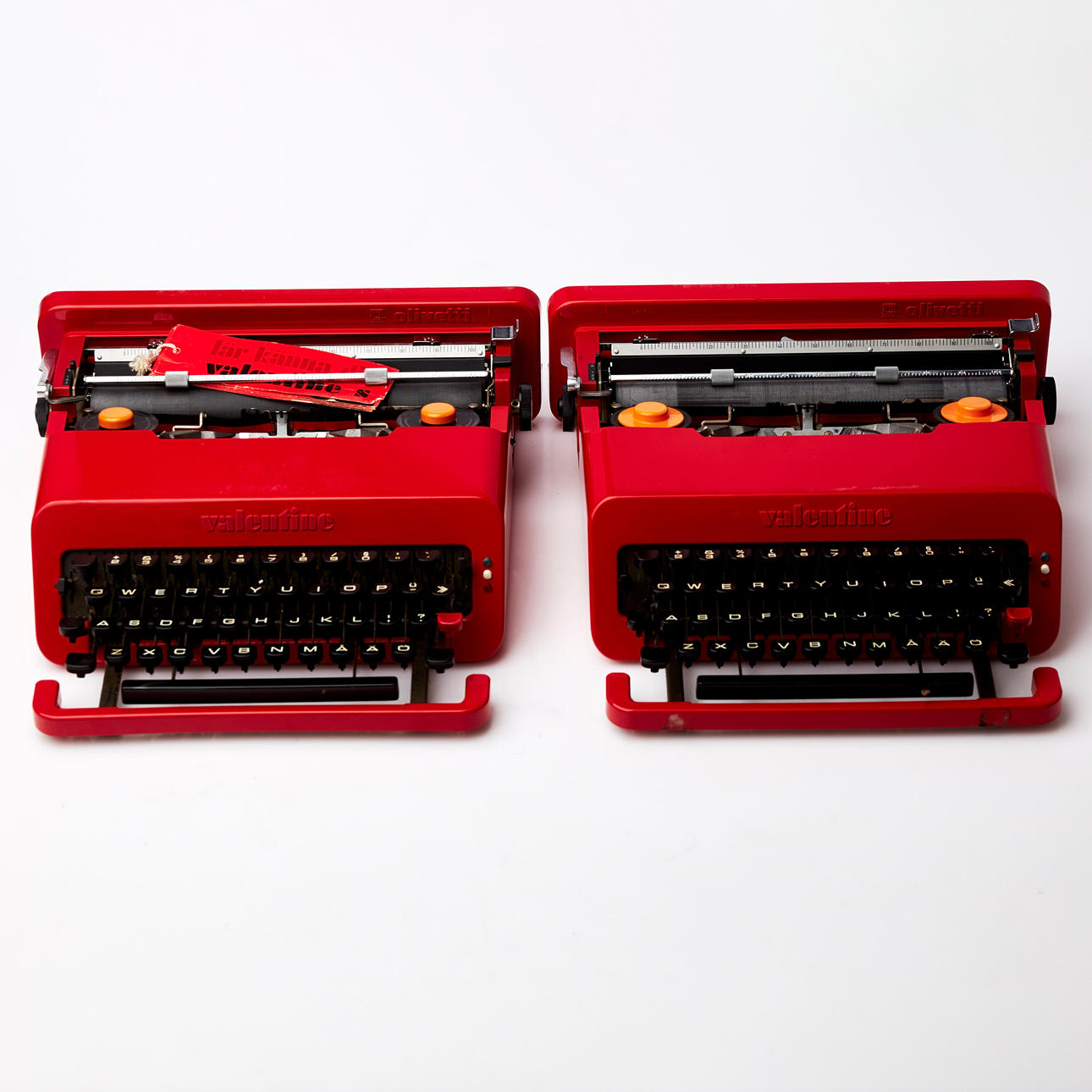 SKRIVMASKINER I ORIGINAL VÄSKA, 2 st, Olivetti Valentino, 1969.