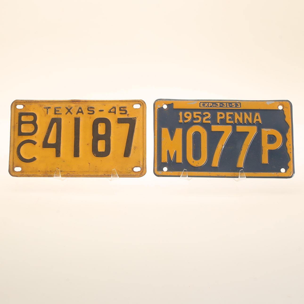 REGISTRERINGSSKYLTAR, 2 stycken, plåt, USA.