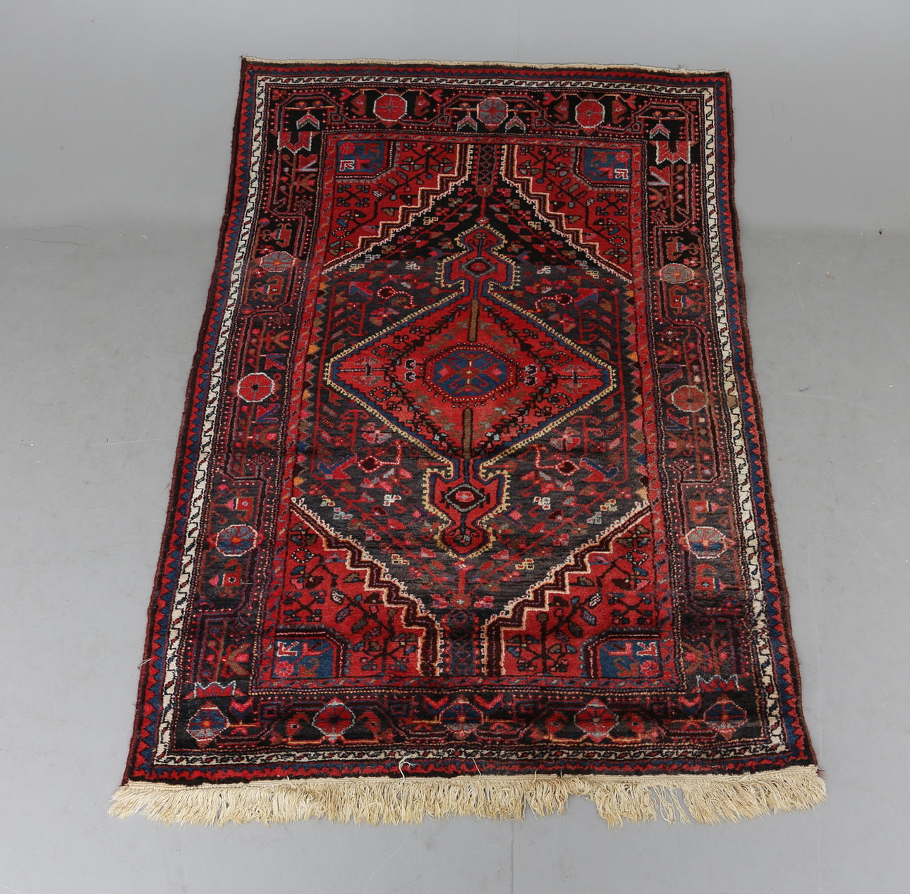 MATTA, orientalisk, handknuten, 184 x 123 cm.