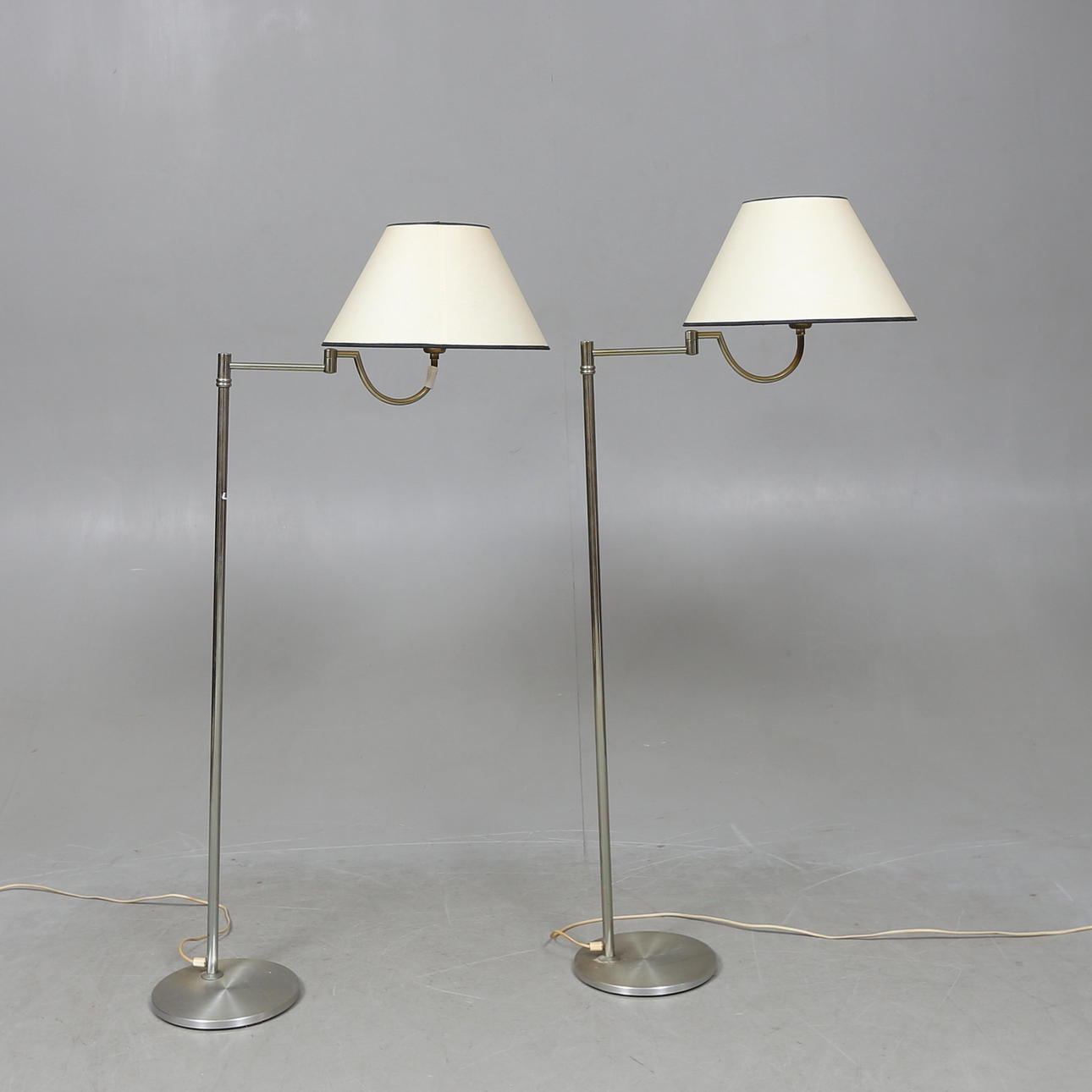 GOLVLAMPOR, ett par, 1900-talets andra hälft.