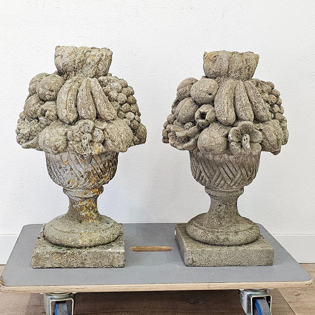 STORT PAR FRUKTBUKETTER I SANDSTEN.