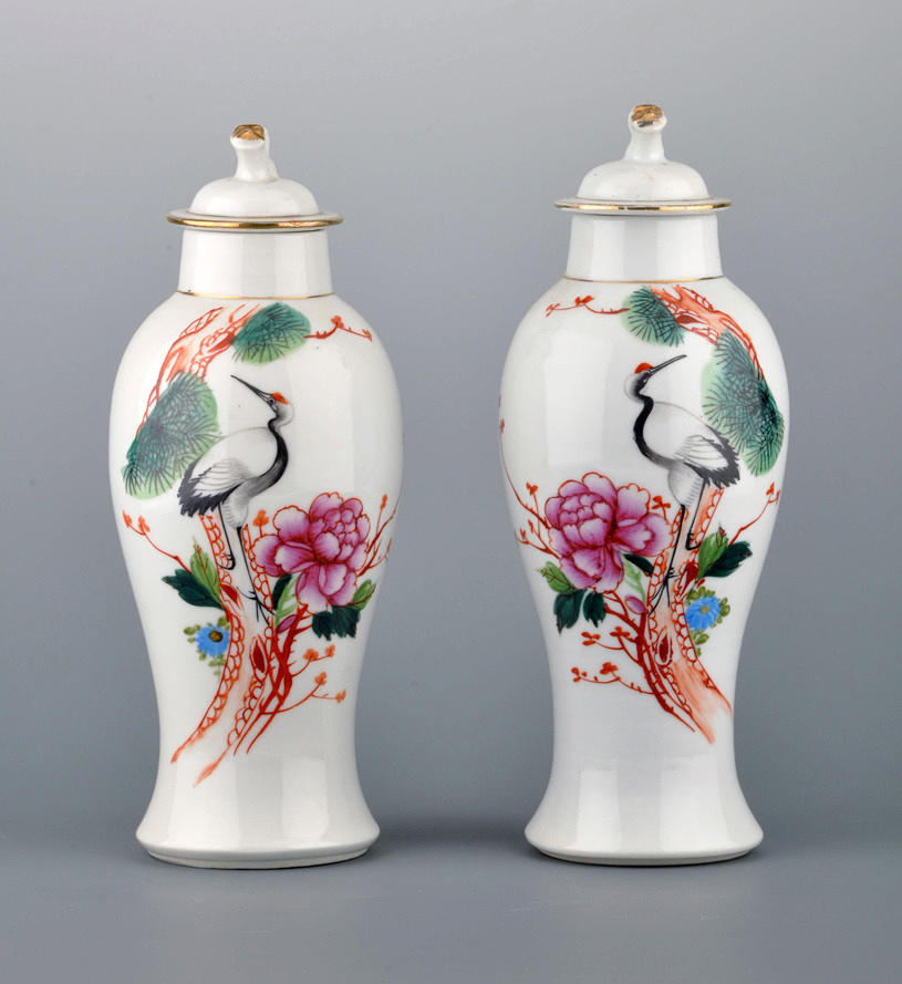 KLEINE DECKELVASEN, CHINA. Dekor av lotus och kran, stiliserat landskap.