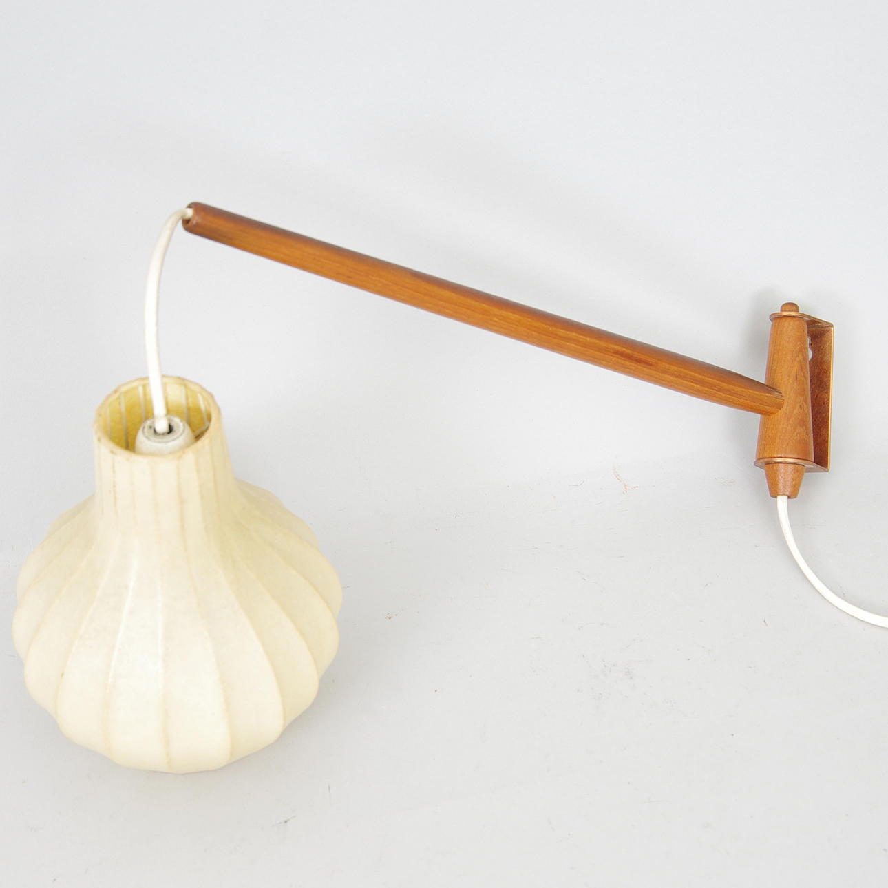 VÄGGLAMPA, teak, kopparfäste samt skärmen i djurhud.