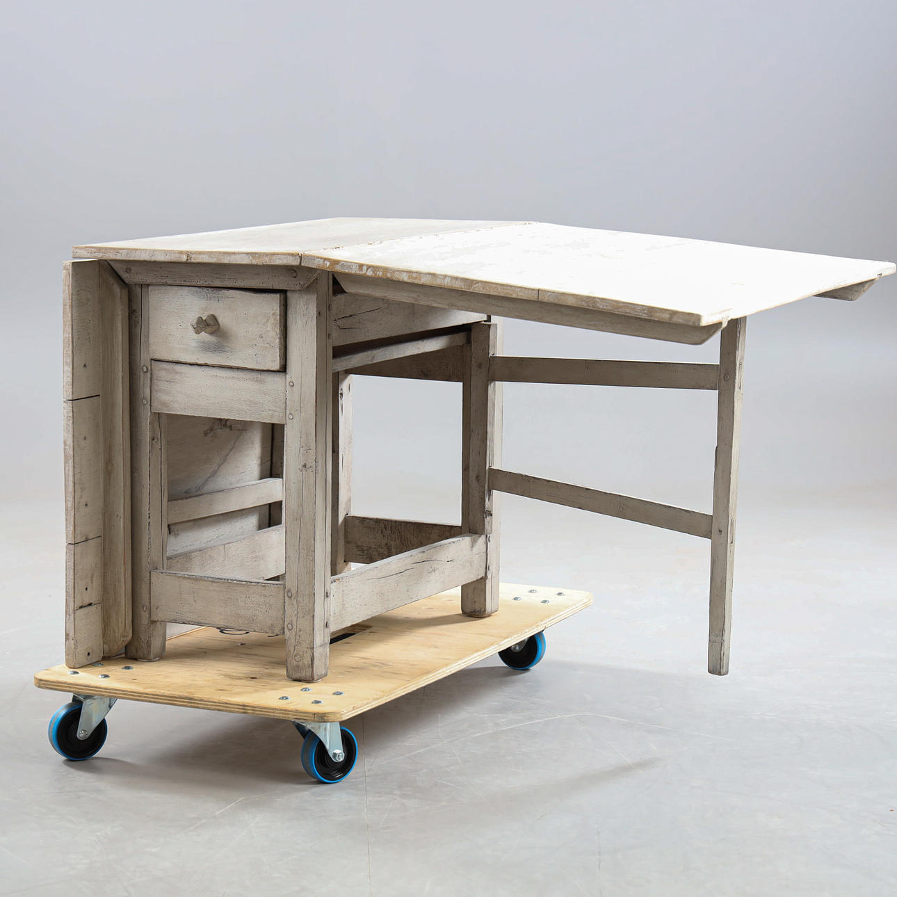 BATTLE TABLE, commoner, 19th century. Furniture - Tables - Auctionet