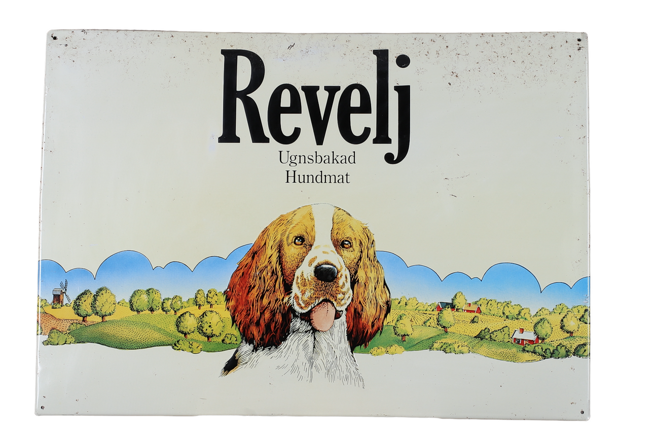 Ein Schild, lithografierter Teller, ofengebackenes Hundefutter von Revelj, 19/2000er Jahre.