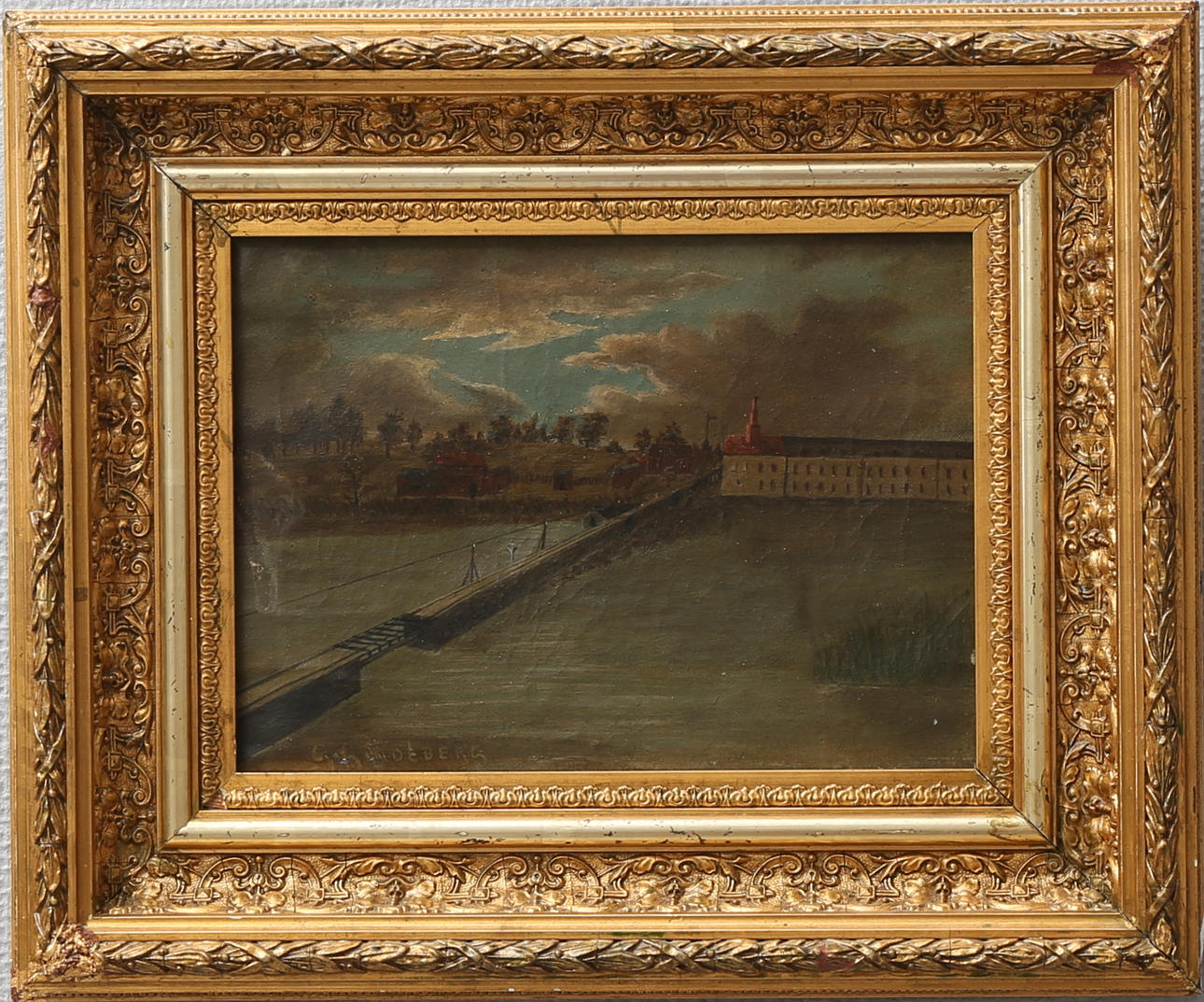 OIDENTIFIERAD KONSTNÄR. Litet samhälle med vattendrag. Olja på duk, signerad.