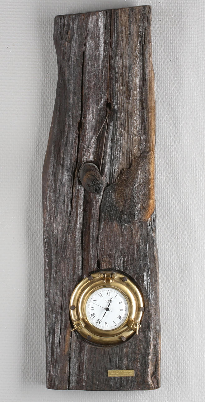 VÄGGUR, samt OLJELAMPA, trät daterat till 1599.