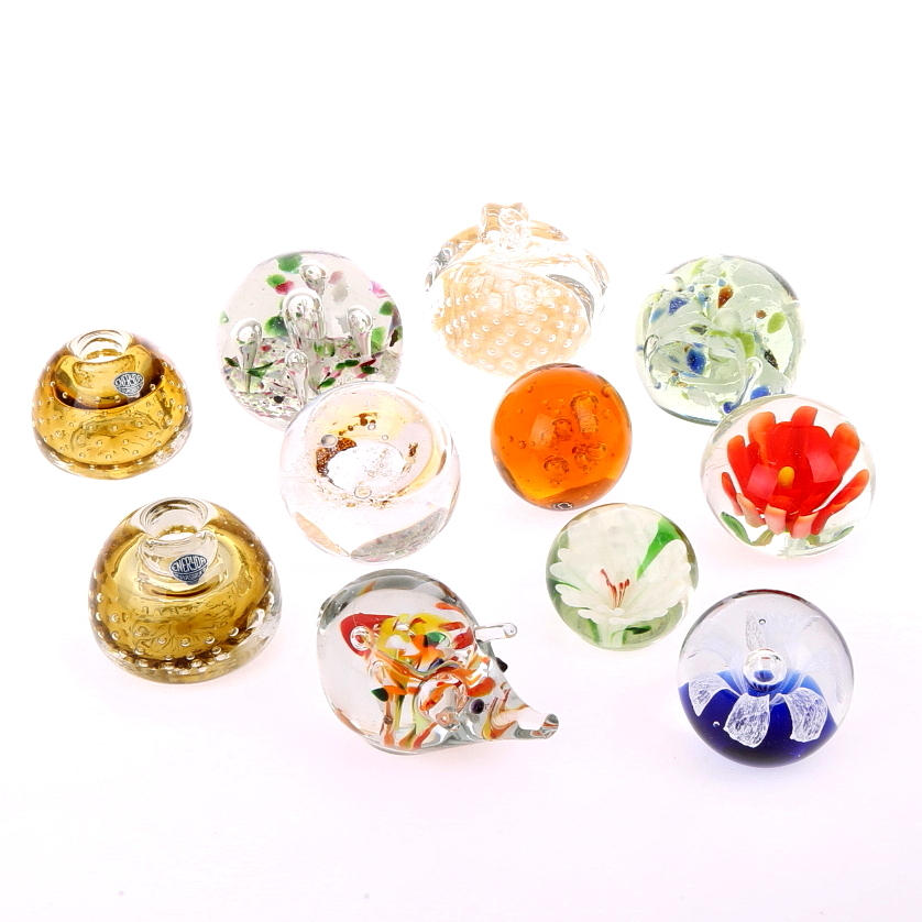 BREVPRESSAR glas, 9 st, Studio Åhus, Ronneby + LJUSSTAKAR ett par Edenryda.