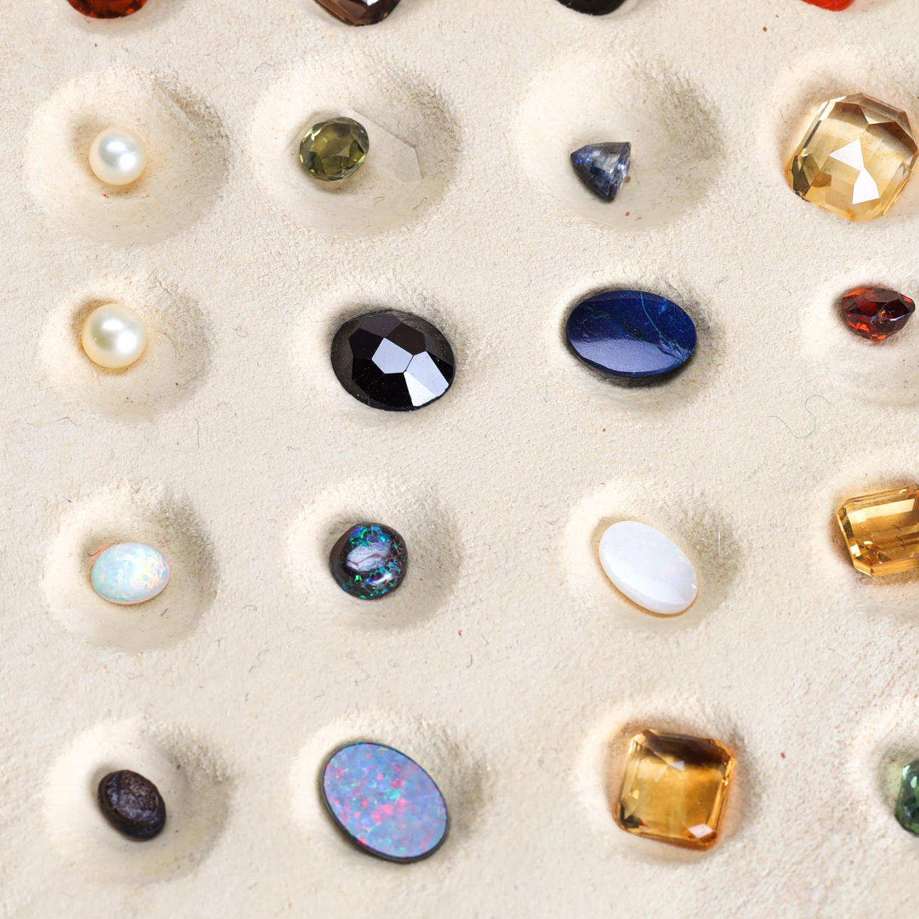 ETUI med slipade stenar.