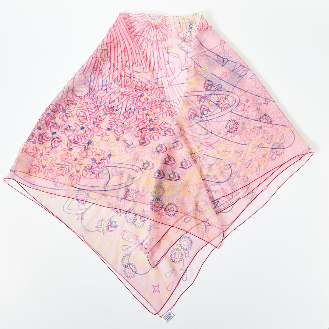 HERMÈS, „La source de pegase“, Schal, Seide/Chiffon, hellrosa Grundfarbe mit roten Rändern.