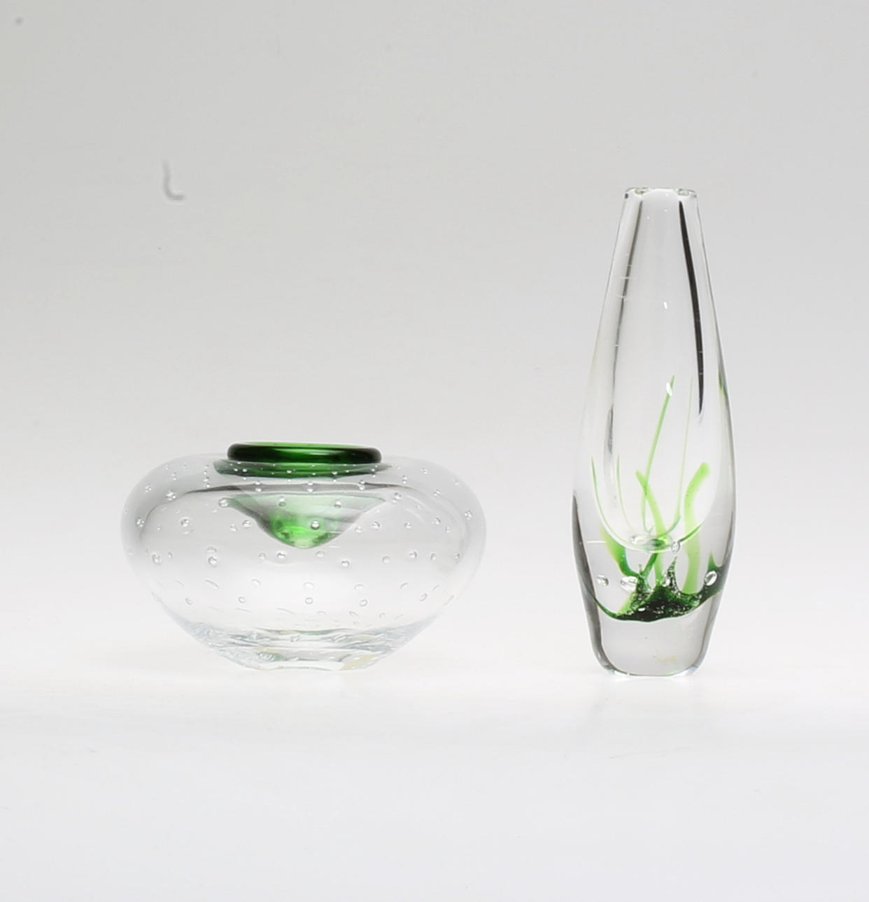 KONSTGLAS, vas samt ljusstake, Vicke Lindstrand, Kosta samt Gullaskruf.