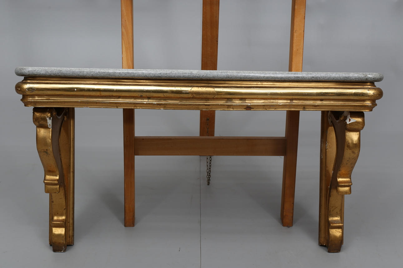 KONSOLHYLLA MED STENSKIVA, trä och pastellage, förgylld, 1800-1900-tal.