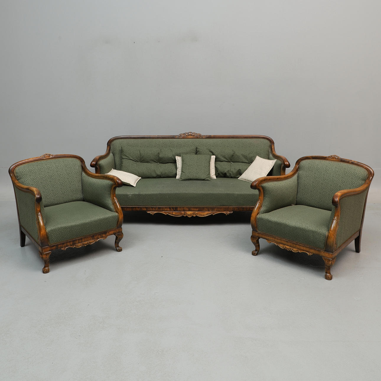 Eine 3-teilige Sofagarnitur, Sessel und Sofa im Chippendale-Stil, 20. Jahrhundert.