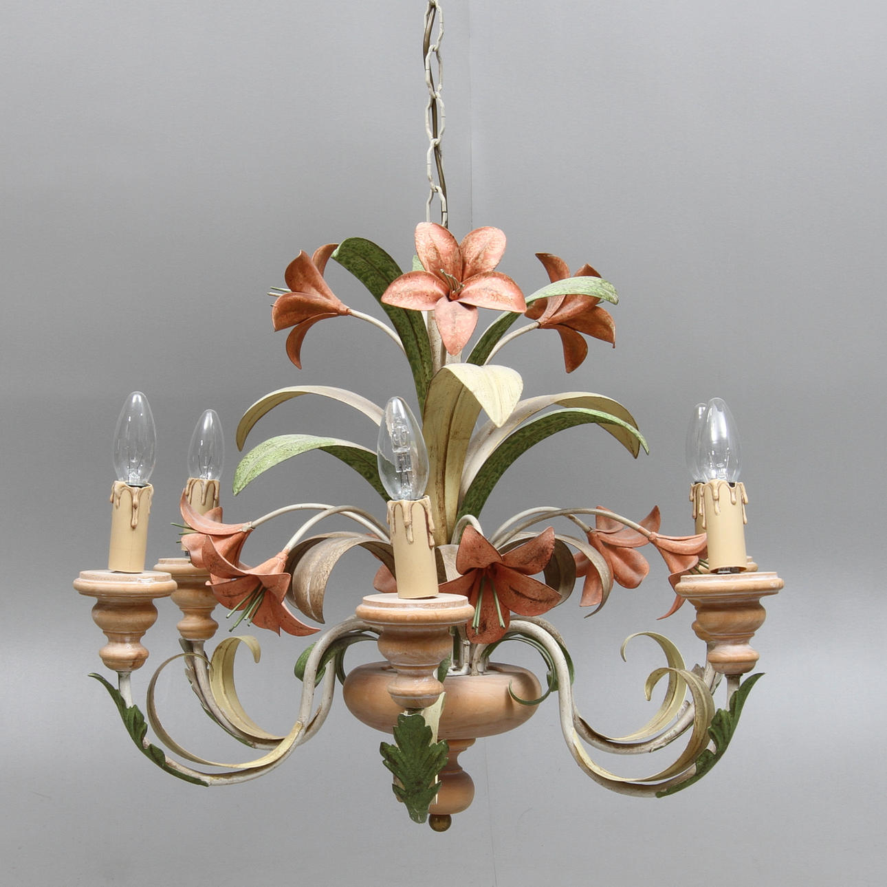 TAKLAMPA med blomsterdekor, metall samt trä, 1900-tal.