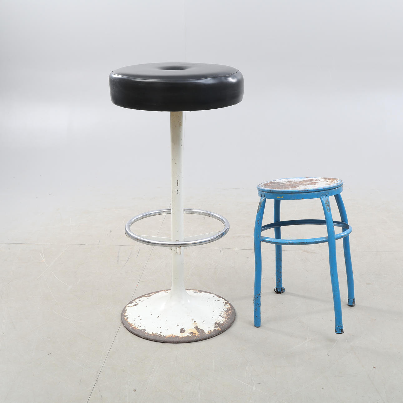 PALLER, 2 stk moderne.