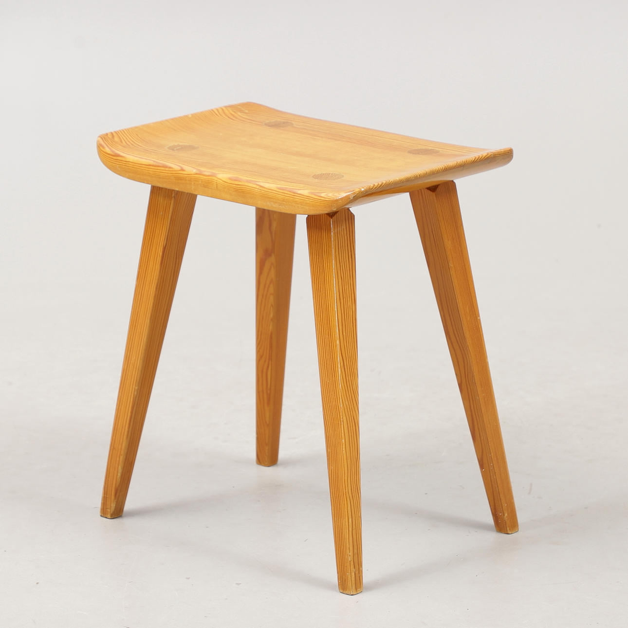 CARL MALMSTEN. Hocker aus Kiefernholz, „Visingsö“, Karl Andersson & Söner.