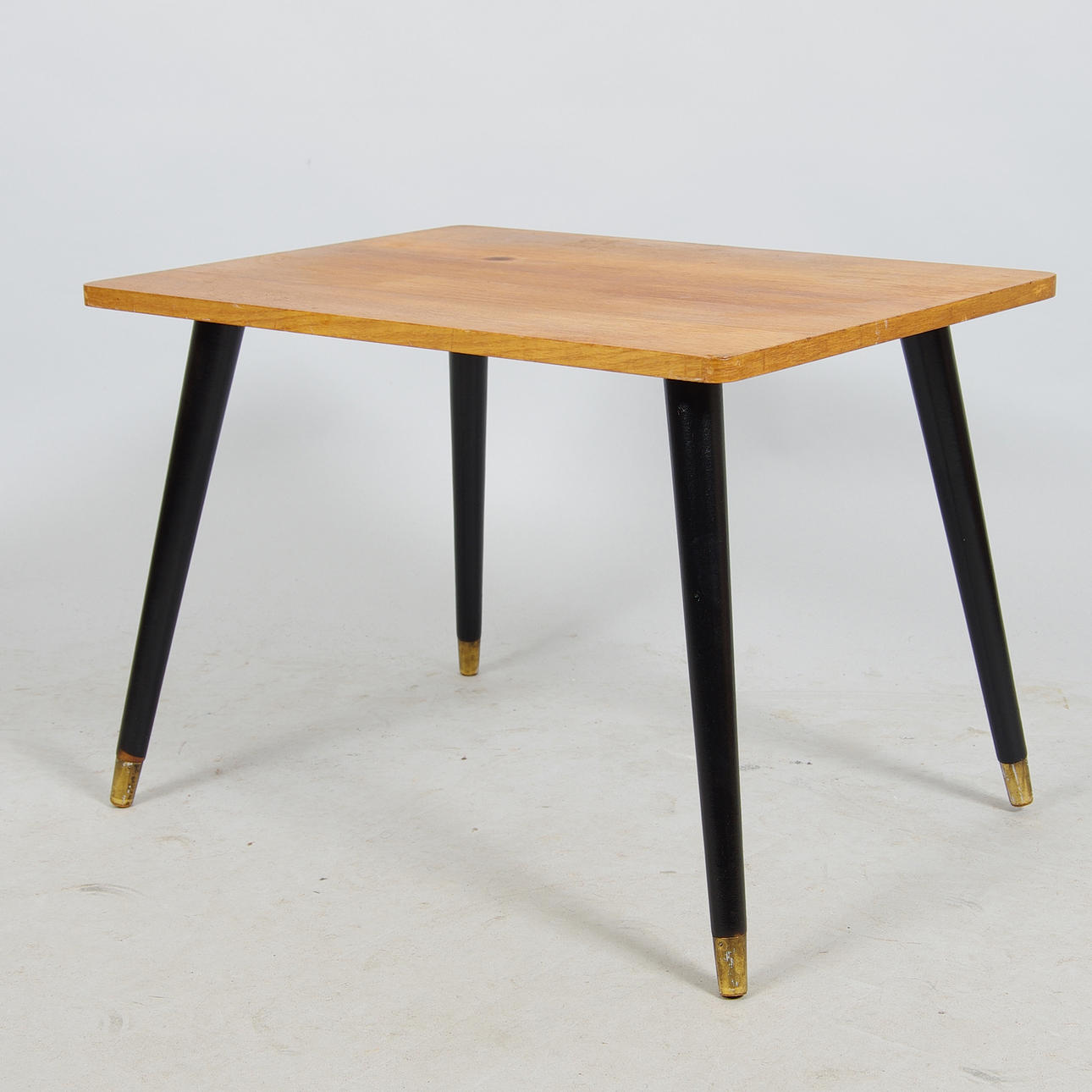 LAMPBORD, teak med svartmålat underrede, 1950/60-tal.